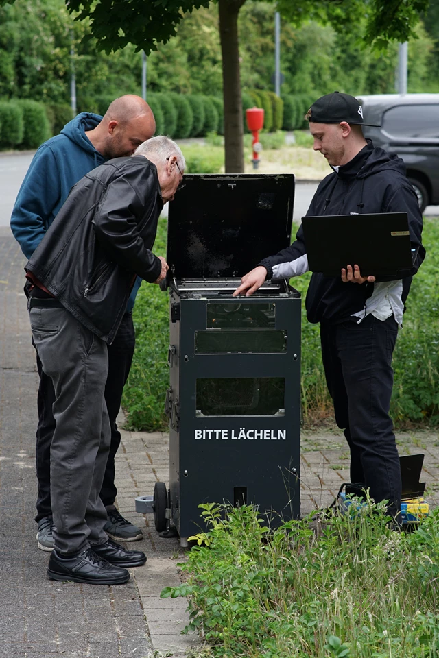 Testaufbau mit Blitzertechnik und Computer